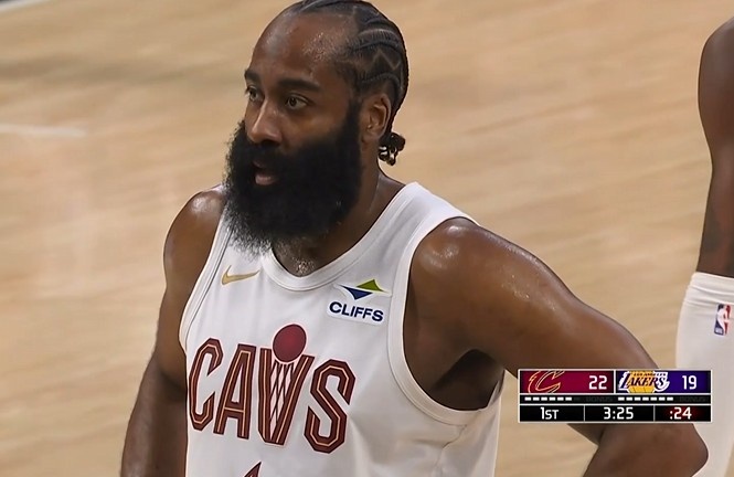 着了你的道！八村塁防守时手臂高举 哈登瞅准时机挂到造三分犯规