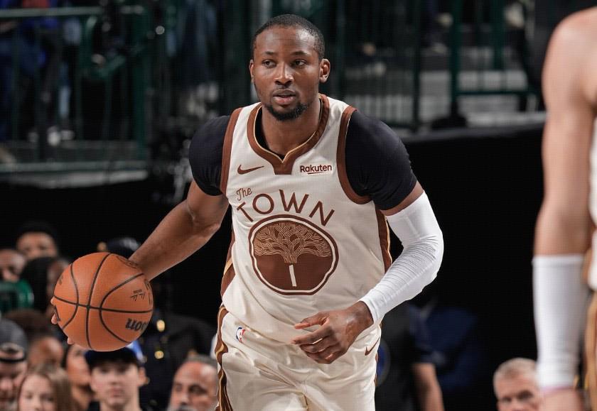 乐鱼官方网站-官方：库明加左膝受伤，提前退出对阵独行侠的比赛